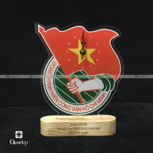 Kỷ niệm chương mica phối đế gỗ gắn đồng hồ