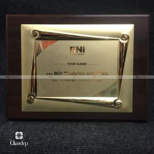 bảng biểu trưng vinh danh bằng gỗ kim loại