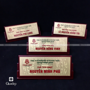 bảng chức danh để bàn đẹp đế gỗ mặt đồng