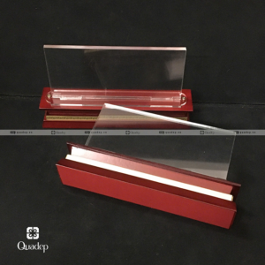 bảng chức danh mica đế gỗ