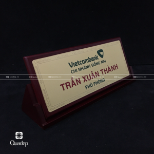 biển chức danh ăn mòn đế gỗ tam giác