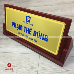 biển chức danh để bàn bằng gỗ