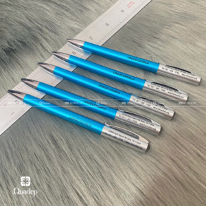 bút bi ký vỏ kim loại màu xanh