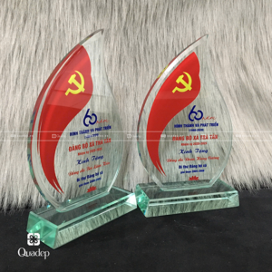 Alternative view of Kỷ Niệm Chương Lưu Niệm - Đảng Bộ Xã Tân Trà