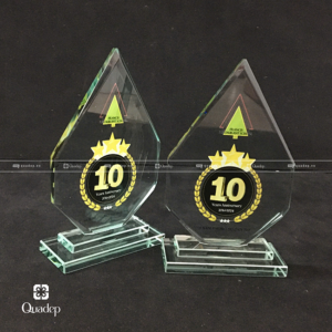 Kỷ Niệm Chương Thủy Tinh Hình Tháp