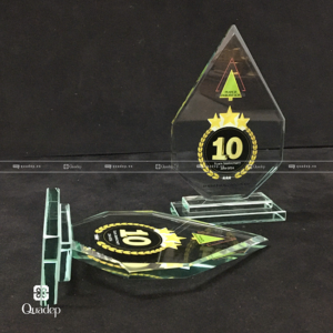 Alternative view of Kỷ Niệm Chương Thủy Tinh Hình Tháp