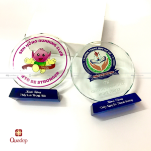 Alternative view of Kỷ Niệm Chương Thủy Tinh Hình Tròn