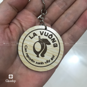 Alternative view of Móc Khóa Gỗ Khắc Laser Hòa Nhơn-La Vuông