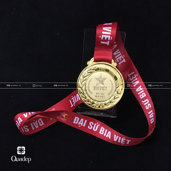 huy chuong kim loai bia viet (1)