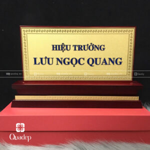 Bảng chức vụ để bàn in khắc theo yêu cầu Quadep