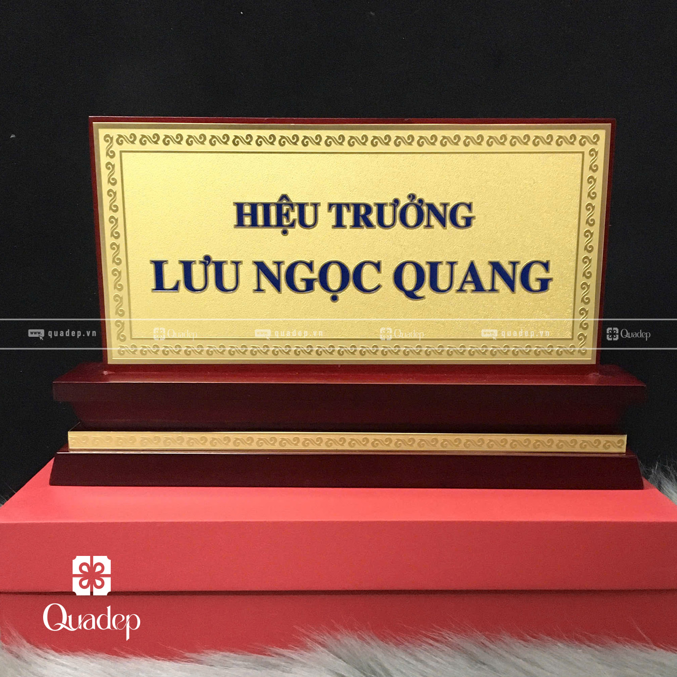 Bảng chức vụ để bàn in khắc theo yêu cầu Quadep