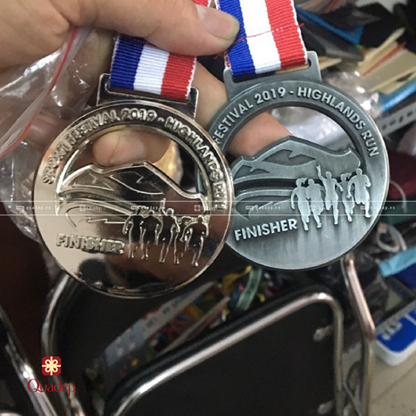 Huy chương đúc chạy bộ CMRC - Huy chương kim loại Quadep - Ảnh 3