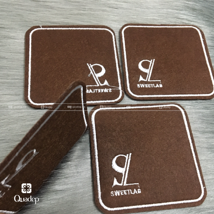 lot-ly-vai-ni-theu-logo-theo-yeu-cau