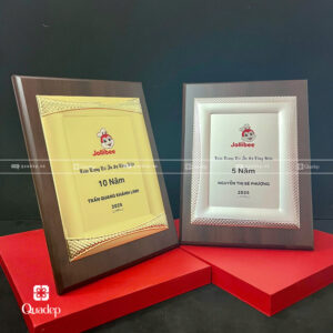 Quà Tặng Biểu Trung Gỗ Đồng - Biểu Trưng Jollibee