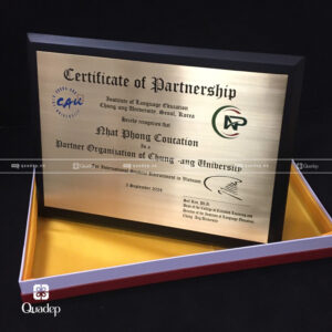 Alternative view of Địa Chỉ Sản Xuất Biểu Trưng Gỗ Đồng Vinh Danh