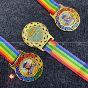 Alternative view of Huy Chương Trẻ Em Tốt Ngiệp