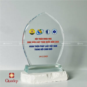 Kỷ Niệm Chương Chiếc Lá Vác Cạnh